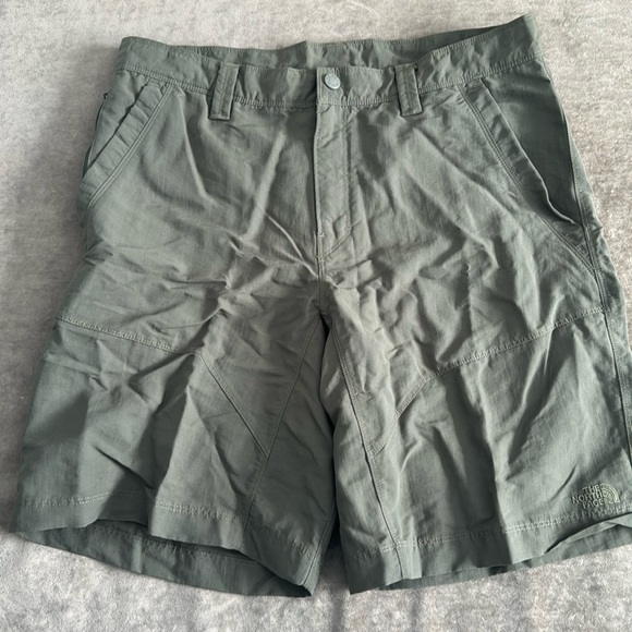 The North Face cargo shorts. Color army green. Size 36 - Picture 1 of 8